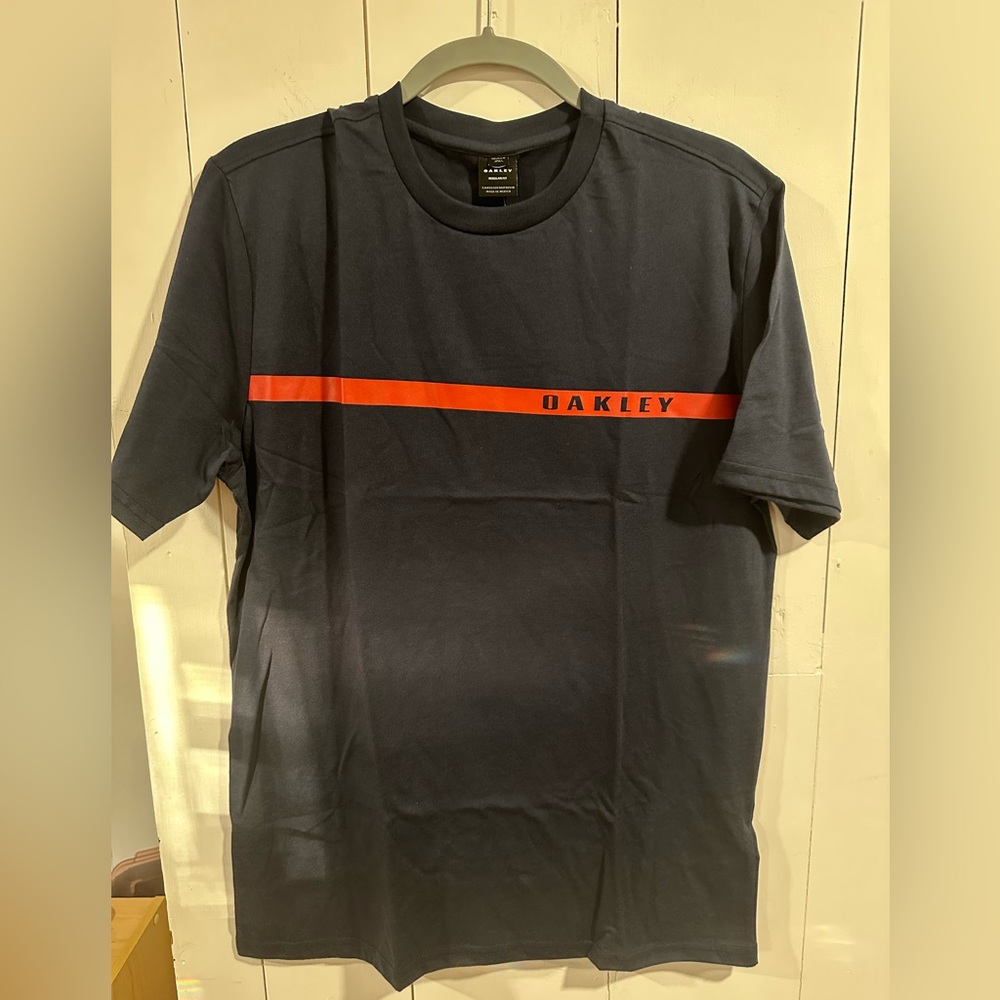 NWT Oakley Graphic Tee, Size M